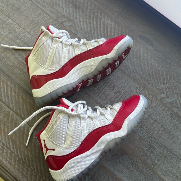 Air Jordan 11 retro high cherry